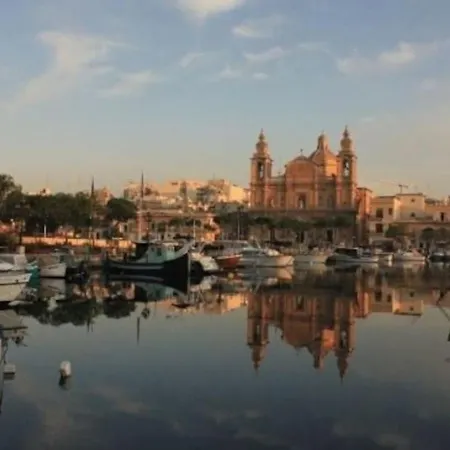 Two Bedroom With Balcony, Wifi And Ac * Msida